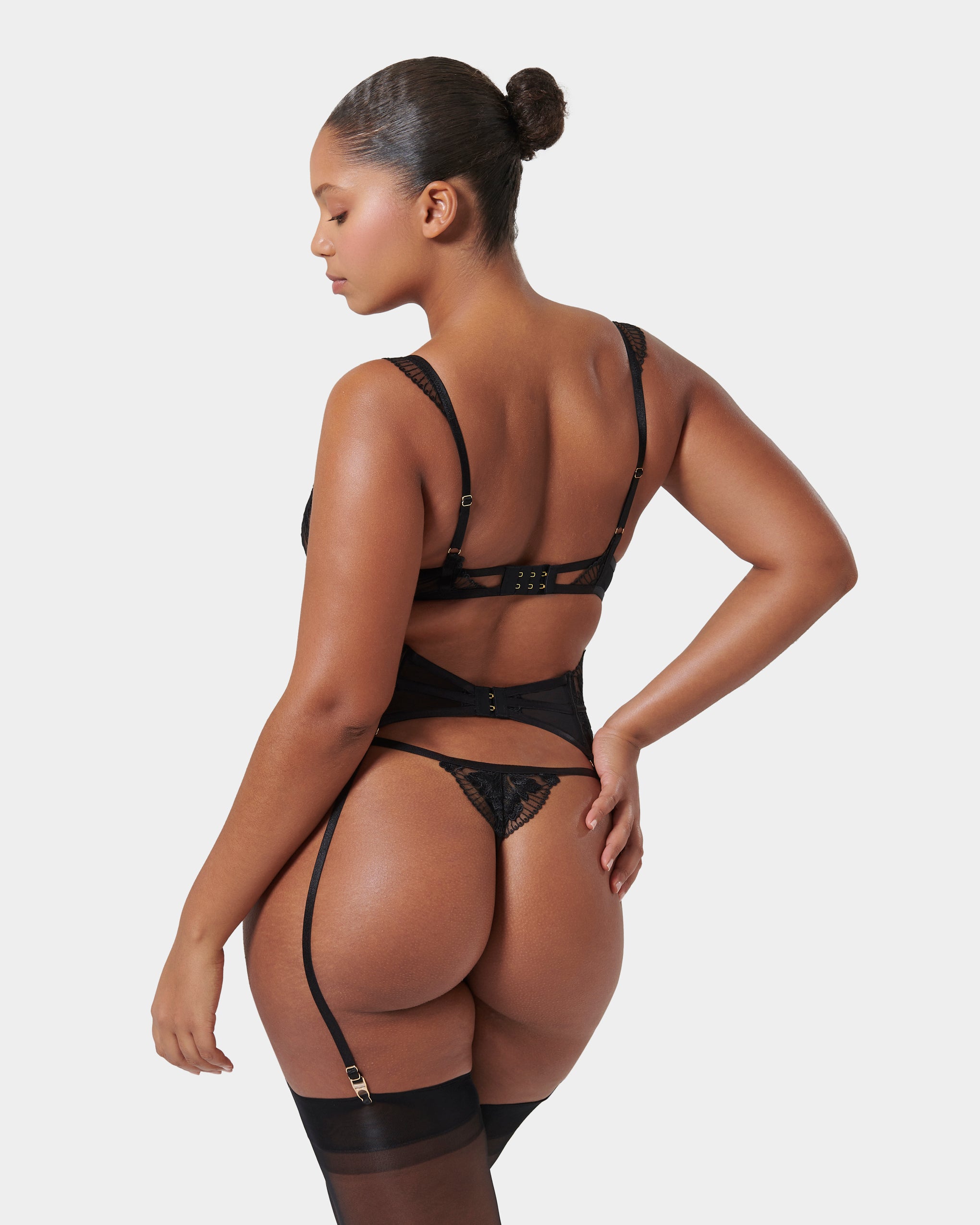 Set: Gabriella Black